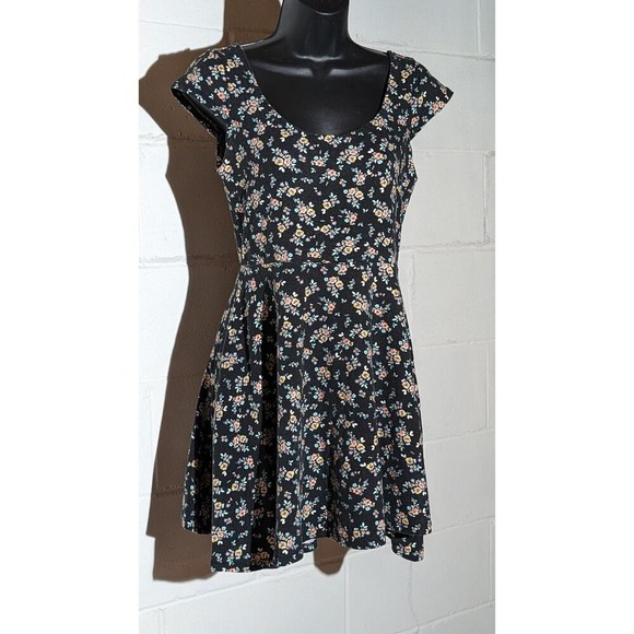 Lauren Conrad Floral Print Skater Dress Black Fit & Flare Short Sleeve Medium - Picture 1 of 5